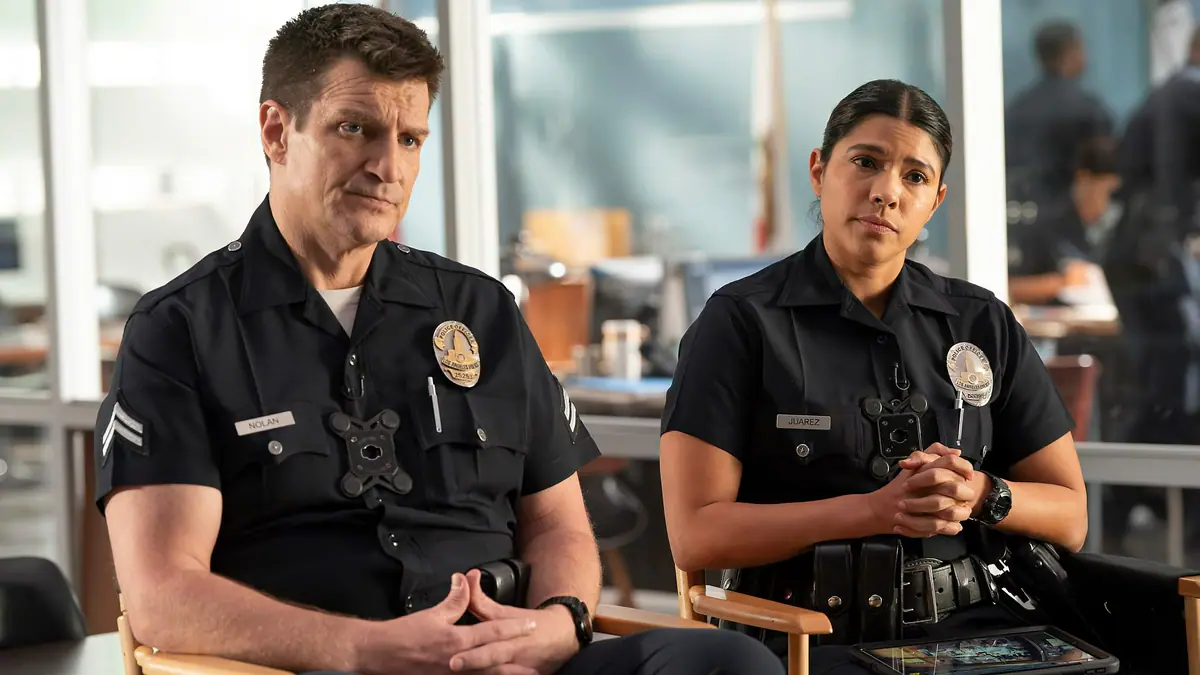 Lucy und Tim tragen ihre Polizeiuniform und blicken kritisch nach vorne.